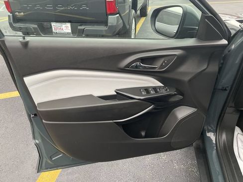 Used 2025 Chevrolet Trax LT FWD image 14
