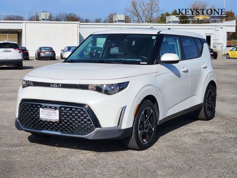 Used 2023 Kia Soul EX image 3
