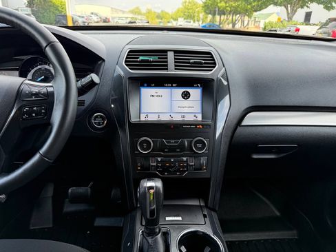 Used 2018 Ford Explorer XLT w/ Equipment Group 201A FWD image 25