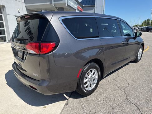 Used 2023 Chrysler Voyager LX FWD image 5