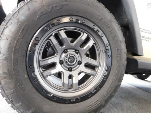 Used 2012 Jeep Wrangler Unlimited Sport image 19