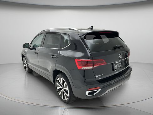 Used 2023 Volkswagen Taos SE w/ Panoramic Sunroof Package FWD image 6