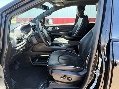 Used 2025 Chrysler Pacifica Limited FWD image 23