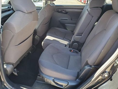 Used 2024 Toyota Highlander LE image 10