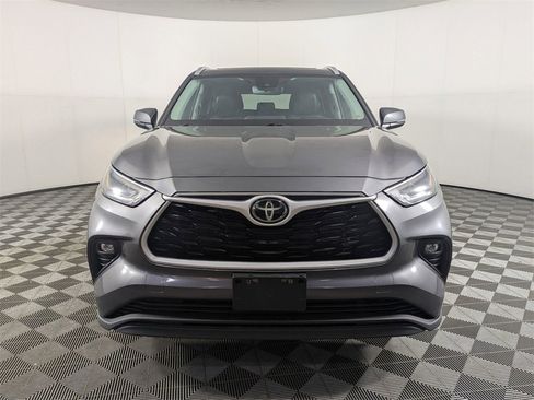 Used 2023 Toyota Highlander XLE image 8
