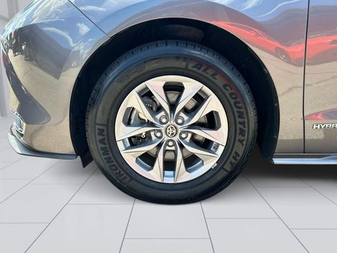 Used 2021 Toyota Sienna XLE w/ XLE Plus Package FWD image 12