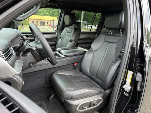 Certified 2025 Jeep Wagoneer Series III w/ Premium Group I AWD/4WD image 18