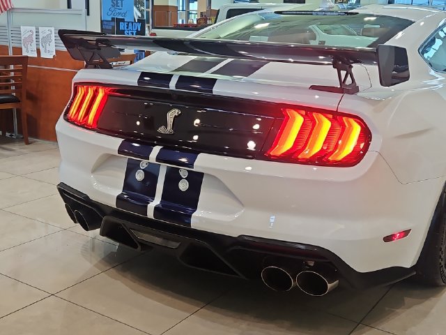 Used 2022 Ford Mustang Shelby GT500 w/ Carbon Fiber Track Pack RWD image 5
