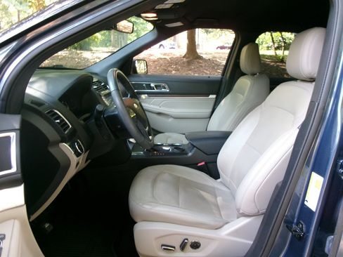 Used 2018 Ford Explorer Limited w/ Equipment Group 301A image 10