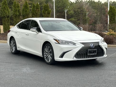 Used 2020 Lexus ES 300h w/ Premium Package image 2
