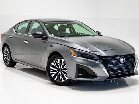 Used 2024 Nissan Altima 2.5 SV FWD image 6