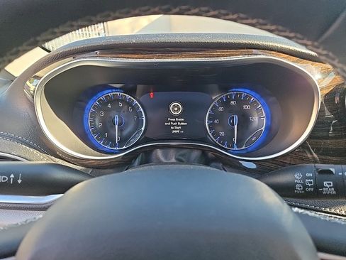 Used 2024 Chrysler Pacifica Limited image 12