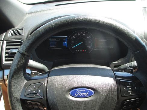 Used 2017 Ford Explorer XLT w/ Equipment Group 202A AWD/4WD image 29