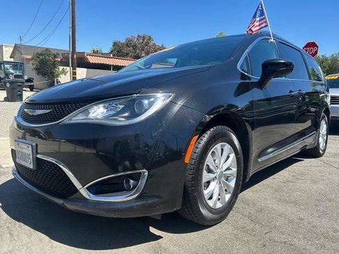 Used 2019 Chrysler Pacifica Touring-L FWD image 1