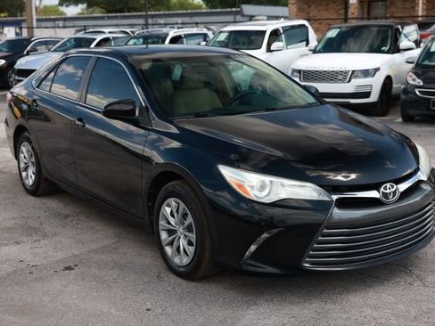 Used 2015 Toyota Camry LE image 18