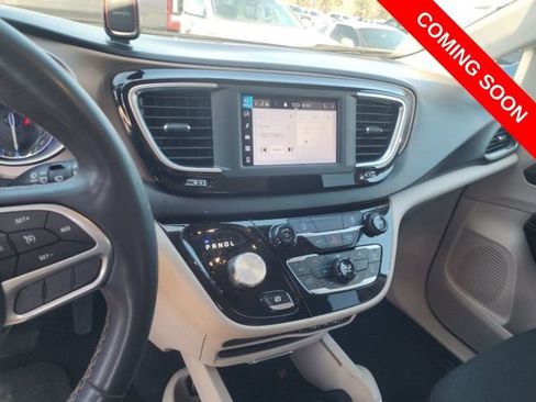 Used 2022 Chrysler Voyager LX FWD image 9