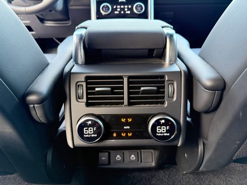 Used 2024 Land Rover Discovery Dynamic SE image 18