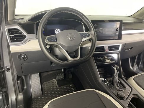 Used 2025 Volkswagen Taos SE AWD/4WD image 8