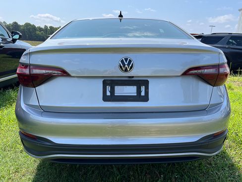 Used 2022 Volkswagen Jetta SE FWD image 3