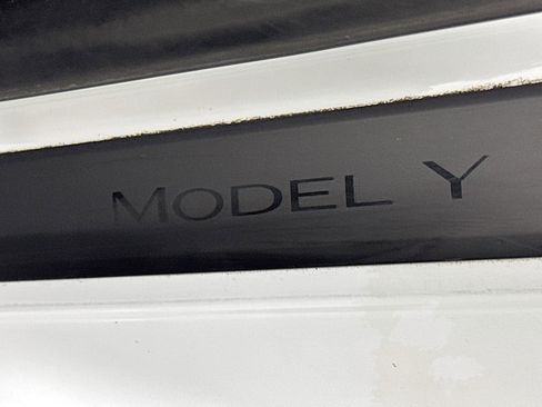 Used 2022 Tesla Model Y Long Range image 9
