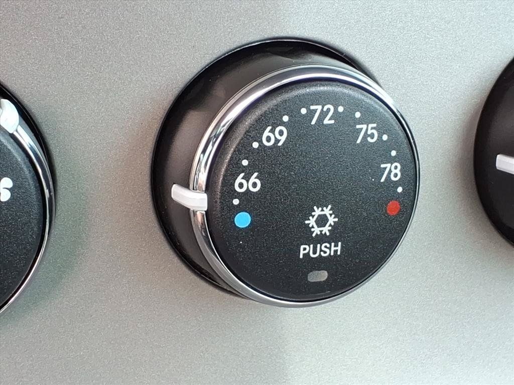 Used 2010 Chrysler Sebring Limited FWD image 31