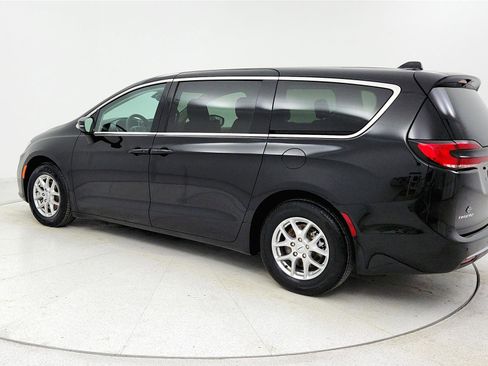 Used 2024 Chrysler Pacifica Touring-L image 3