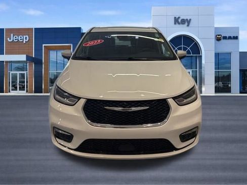 Used 2023 Chrysler Pacifica Touring-L FWD image 11