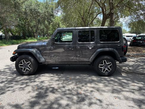 Used 2025 Jeep Wrangler Unlimited Sahara AWD/4WD image 18