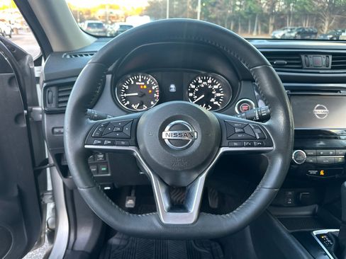 Used 2017 Nissan Rogue SV w/ SV Premium Package image 24