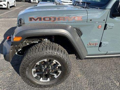 Used 2025 Jeep Gladiator Mojave w/ Convenience Group AWD/4WD image 35