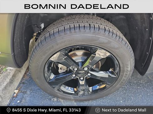 Used 2025 Jeep Grand Cherokee Limited w/ Black Appearance Package image 5