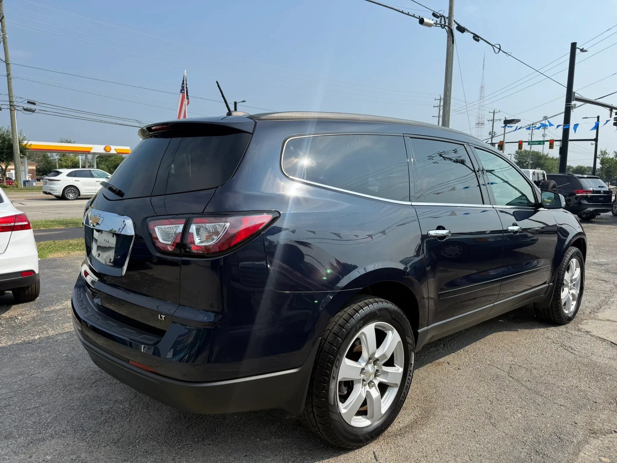 Used 2017 Chevrolet Traverse LT w/ Style and Technology Package FWD image 6