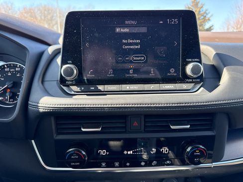 Used 2023 Nissan Rogue SV image 11