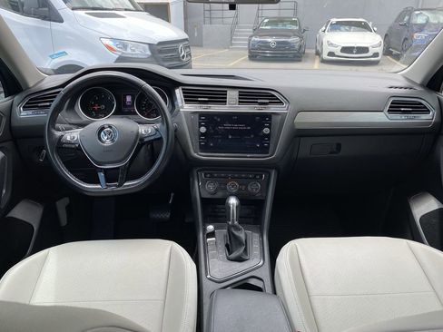 Used 2019 Volkswagen Tiguan SE w/ Panoramic Sunroof Package FWD image 2