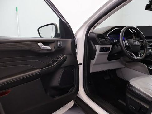 Used 2025 Ford Escape SE w/ PHEV Premium Package FWD image 9