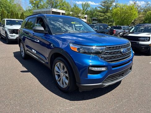 Certified 2023 Ford Explorer XLT w/ Equipment Group 202A AWD/4WD image 3