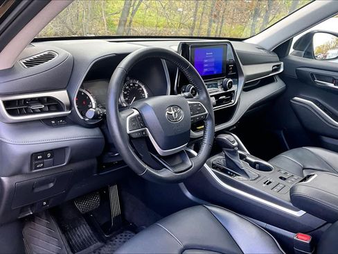 Used 2023 Toyota Highlander XLE AWD/4WD image 17
