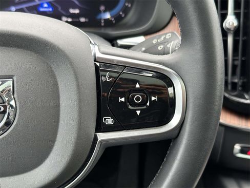 Used 2023 Volvo XC60 B5 Plus image 10