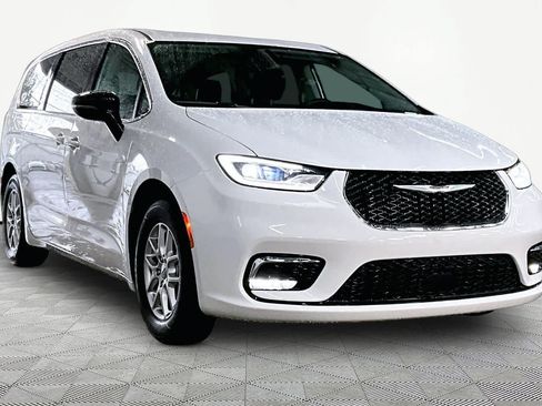 Used 2024 Chrysler Pacifica Touring-L FWD image 3