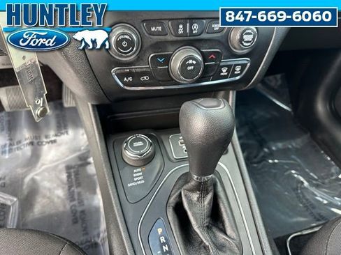 Used 2019 Jeep Cherokee Latitude w/ Cold Weather Group AWD/4WD image 39