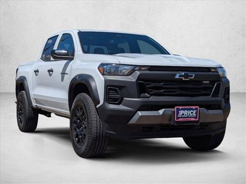 Used 2024 Chevrolet Colorado Trail Boss w/ Advanced Trailering Package AWD/4WD image 3
