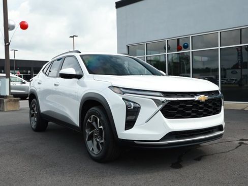 Used 2024 Chevrolet Trax LT w/ Sunroof Package FWD image 3