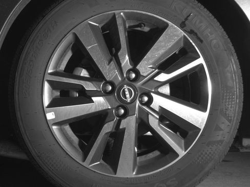 Used 2025 Nissan Versa SV FWD image 12