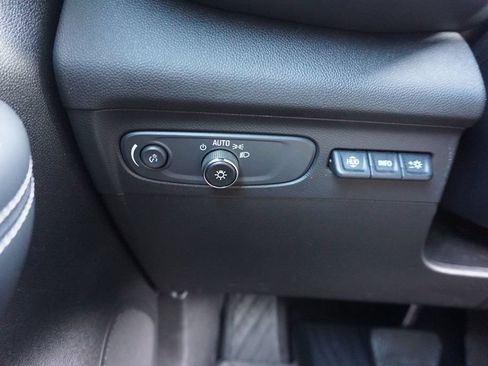 Used 2021 Buick Envision Essence w/ Technology Package I FWD image 4
