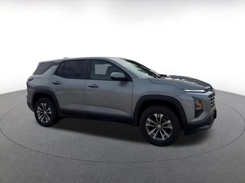 Used 2025 Chevrolet Equinox LT image 2