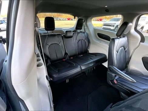 Used 2024 Chrysler Pacifica Touring-L image 5
