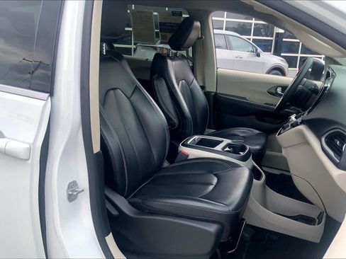 Used 2023 Chrysler Pacifica Touring-L FWD image 16