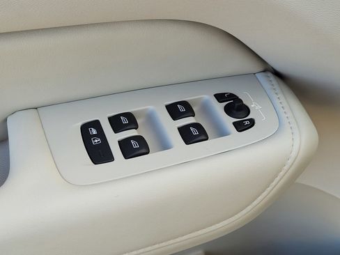 Certified 2024 Volvo XC60 T8 Ultimate w/ Protection Package Premier image 16