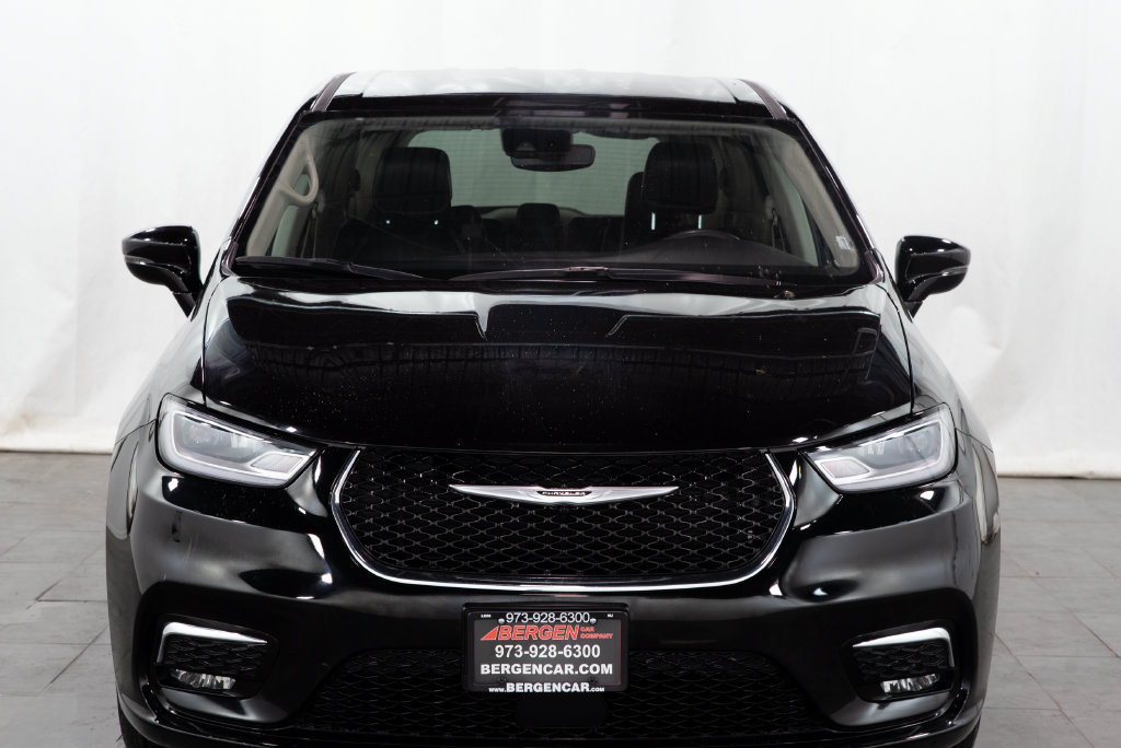Used 2024 Chrysler Pacifica Touring-L FWD image 2
