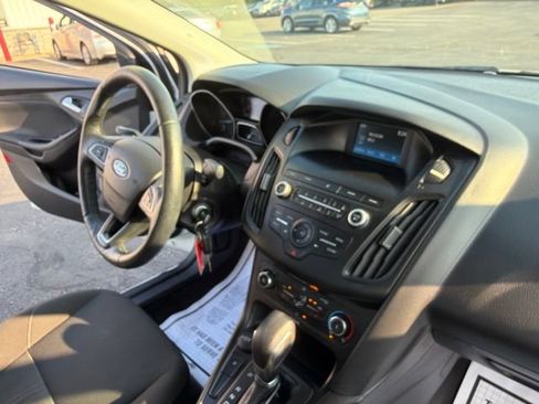 Used 2018 Ford Focus SE w/ Cold Weather Package FWD image 22